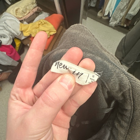 New In Pullover Top - Picture 4 of 4